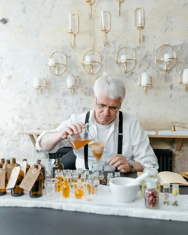 Duftworkshop - praktisches Duftkreieren - einzigartiges Erlebnis - lernen und mischen - geschickter Parfümeur.