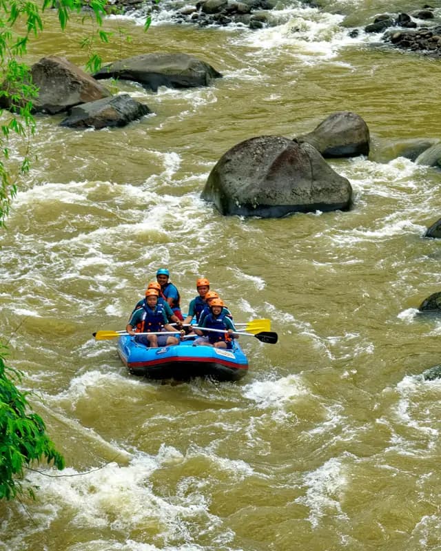 Eine Gruppe genießt das Wildwasser-Rafting auf einem Fluss.